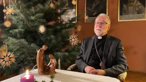 Škof Jože Marketz v božičnem intervjuju v škofovi hiši (slika iz video-posnetka: Internetna redakcija)
