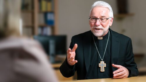 Bischof Josef Marketz im Gespräch (Foto: Pressestelle / Gollner)