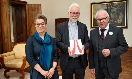 Bischof Marketz, Historikerin Wakounig und Diözesanarchivar i.R. Tropper präsentieren die Buchneuerscheinung „Das gemeinsame Kärnten – Skupna Koroška vol. 14“. Foto: Diözesan-Pressestelle/khfessl.com Bischof Marketz, Historikerin Wakounig und Diözesanarchivar i.R. Tropper präsentieren die Buchneuerscheinung „Das gemeinsame Kärnten – Skupna Koroška vol. 14“. Foto: Diözesan-Pressestelle/khfessl.com