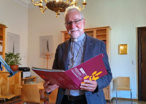Bischof Josef Marketz mit der PGR-Wahl-Mappe (Foto: pfarrgemeinderat.at)
