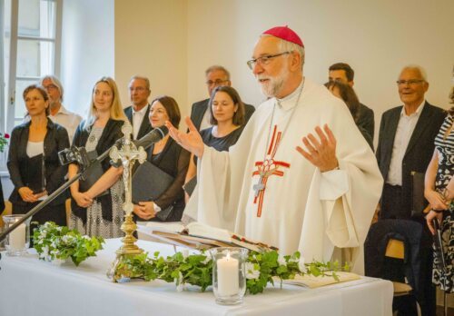 Diözesanbischof Dr. Josef Marketz beim Jubiläumsgottesdienst im Pflegewohnhaus „Haus Elisabeth“ in St. Andrä im Lavanttal. Foto: (© Johannes Leitner/Caritas Kärnten)