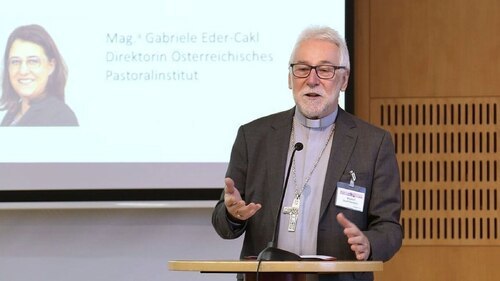 Škof Jože Marketz je odprl Pastoralne dneve 2026 v izobraževalnem domu St. Virgil v Salzburgu<br />
(slika: Pastoral.at / MIG-Pictures e.U. / Michaela Greil)