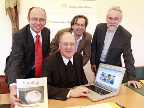 Bischof Schwarz präsentiert mit Seelsorgeamtsdirektor Marketz und den Chefredakteuren Kronawetter und Heschl (v.r.n.l.) den neuen Medienauftritt und das neue Corporate Design der Katholischen Kirche K (© Foto: Pressestelle/Eggenberger) Bischof Schwarz präsentiert mit Seelsorgeamtsdirektor Marketz und den Chefredakteuren Kronawetter und Heschl (v.r.n.l.) den neuen Medienauftritt und das neue Corporate Design der Katholischen Kirche K (© Foto: Pressestelle/Eggenberger)