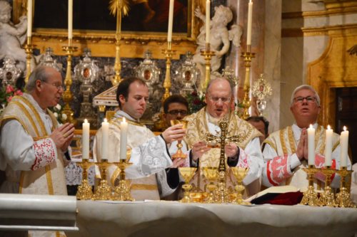Bischof Alois Schwarz zelebriert im Kreise der österreichischen Bischöfe (ganz links: Kardinal Schönborn, rechts: Erzbischof Lackner) eine hl. Messe in Santa Maria dell“Anima (© Foto: kathpress.at)