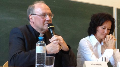“Umweltbischof“ Alois Schwarz und Grünen-Clubobfrau Eva Glawischnig (© Foto: Kathpress / H. Klingen) “Umweltbischof“ Alois Schwarz und Grünen-Clubobfrau Eva Glawischnig (© Foto: Kathpress / H. Klingen)
