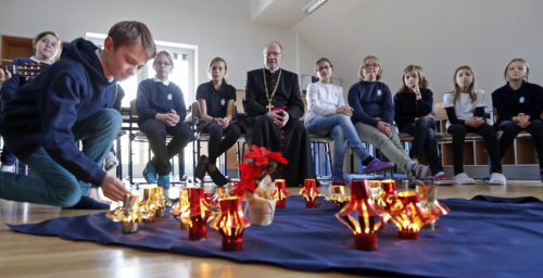 Diözesanbischof Dr. Alois Schwarz zu Besuch in der 1a-Klasse des RG/ORG St. Ursula Klagenfurt (© Foto: Der Sonntag / Eggenberger)