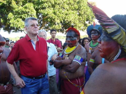 Bischof Kräutler mit Indios aus dem Amazonas-Gebiet (Foto: kk)