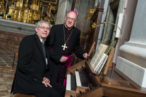Bischof Schwarz und Domorganist Kuchling freuen sich über die neue Marienorgel. (© Foto: Pressestelle/Stefan Schweiger)