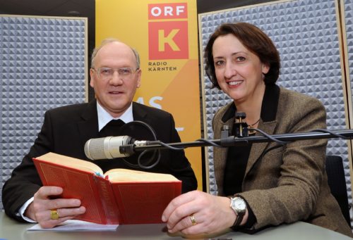 Bischof Schwarz mit Waltraud Jäger, Religions-Verantwortliche im ORF Kärnten, im Landesstudio Kärnten (© Foto: ORF/Prirsch )
