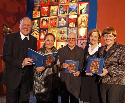 Bischof Schwarz präsentiert sein neues Buch im Bischofshaus. (Im Bild mit Prof. Fröhlich, Prof. Kralj, Religionslehrerin Enzinger und Styria-Verlegerin Schaffelhofer) (© Foto: Pressestelle/Eggenberger)