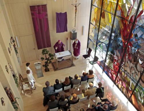 Bischof Schwarz feierte mit Krankenhausseelsorger P. Anton Wanner eine hl. Messe in der Kapelle im Klinikum Klagenfurt. (© Foto: Pressestelle/Eggenberger)