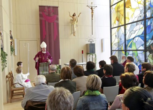 Bischof Schwarz feiert mit Krankenhausseelsorger P. Anton Wanner eine hl. Messe in der Kapelle im Klinikum (im Bild: Pastoralbesuch 2012).  (© Foto: Pressestelle/Eggenberger)