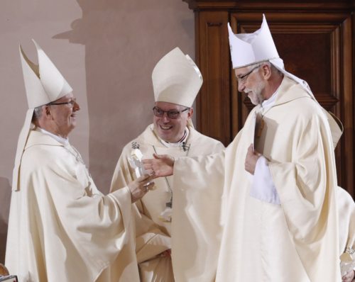 Bischof Marketz überreicht dem Prediger, Bischof Benno Elbs, einen Engel. (Foto: Eggenberger)