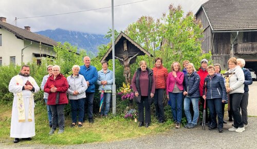 Gebet beim Brugger-Kreuz in Edling. (Leni Bartolot) Gebet beim Brugger-Kreuz in Edling. (Leni Bartolot)