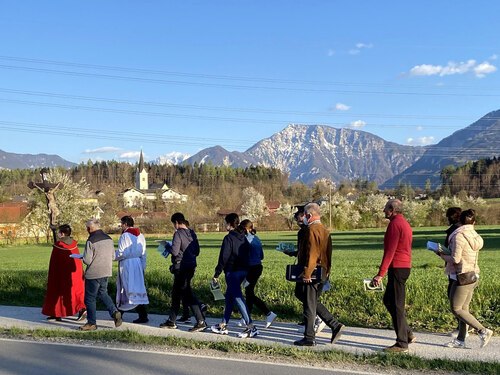 Bei Bittprozessionen und Flurumgängen beten Gläubige um eine gute Ernte sowie um Schutz vor Naturgewalten (im Bild: Bittprozession in der Pfarre Köttmannsdorf/Kotmara vas, 2021). Foto: Pfarre Köttmannsdorf/UM