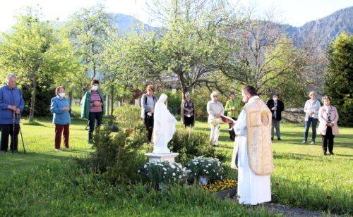 Gebet bei der Marien-Statue im Pfarrhofgarten anlässlich des Bitt-Tages. (Bild: Leni Bartolot).