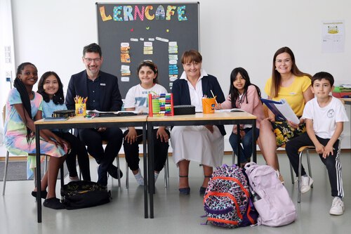 Direktor Ernst Sandriesser und Roberta Striedinger von der Caritas danken bei einem Besuch der Kinder in einem Klagenfurter Lerncafé der BKS Bank AG-Vorstandsvorsitzenden Helga Stockbauer (Mitte) Foto: Caritas/Dietmar Wajand Direktor Ernst Sandriesser und Roberta Striedinger von der Caritas danken bei einem Besuch der Kinder in einem Klagenfurter Lerncafé der BKS Bank AG-Vorstandsvorsitzenden Helga Stockbauer (Mitte) Foto: Caritas/Dietmar Wajand