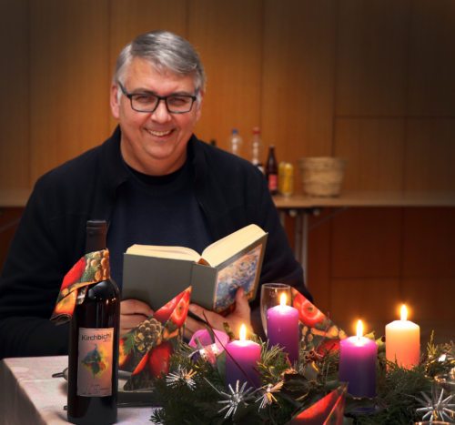 Stadtpfarrer Br. Wolfgang Gracher lädt heuer bereits zum dritten Mal zur gemeinsamen Feier des Hl. Abends in den Pfarrhof Feldkirchen ein. Foto: Pressestelle/Schusser Stadtpfarrer Br. Wolfgang Gracher lädt heuer bereits zum dritten Mal zur gemeinsamen Feier des Hl. Abends in den Pfarrhof Feldkirchen ein. Foto: Pressestelle/Schusser
