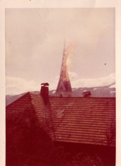 Der Turm der Pfarrkirche in Vollbrand am 12. Mai 1965. (Foto: Archiv Pfarre St. Stefan).