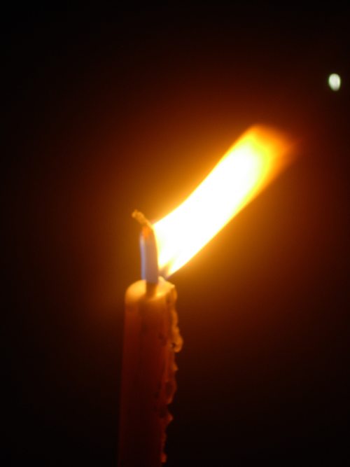 Ein Licht für Verstorbene entzünden. (© Foto: Stadtpastoral) Ein Licht für Verstorbene entzünden. (© Foto: Stadtpastoral)