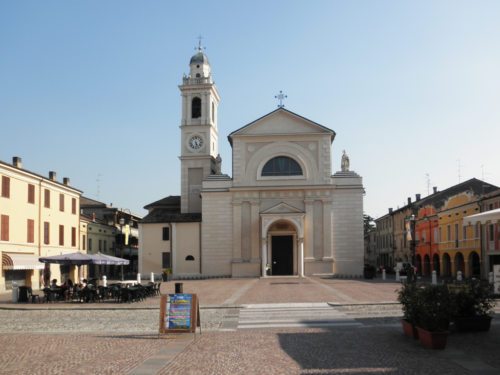 Die Pfarrkirche von Brescello ist “Arbeitsplatz“ eines der bekanntesten “Helden in Schwarz“, des kämpferischen Don Camillo (© Foto: freidrichstrasse, wikimedia commons, http://commons.wikimedia.org/wiki/File:Brescello_piazza_Matteotti.JPG)