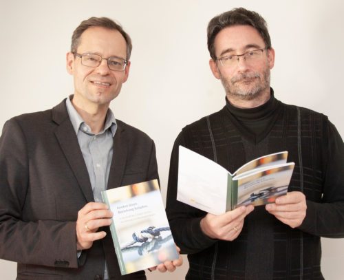 Die Theologen Michael Kapeller (l.) und Klaus Einspieler mit der neuen Publikation “Knoten lösen. Beziehung knüpfen“<br />
Foto: Sonntag/Georg Haab