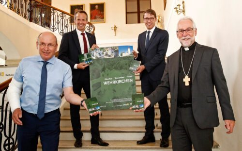 Präsentieren die neue Broschüre im Rahmen der Reihe zum Christentum im Alpen-Adria-Raum: Bischof Marketz, Vorstandsdirektor Messner (RLB), Landesdirektor Bucher (Wiener Städtische) und redaktioneller Gesamtverantwortlicher Kapeller (v. r.); Foto: Diözesan-Pressestelle/Eggenberger