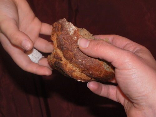 Brot teilen (© Foto: Michael Kapeller) Brot teilen (© Foto: Michael Kapeller)