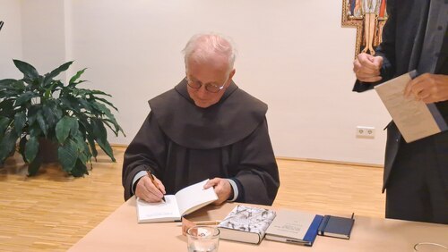 Nach der Präsentation signiert <strong>P. Willibald</strong> sein neuestes Werk. - Foto: © P. Emmanuel-Maria Fitz OFM Nach der Präsentation signiert <strong>P. Willibald</strong> sein neuestes Werk. - Foto: © P. Emmanuel-Maria Fitz OFM