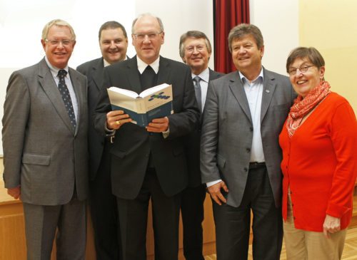 Bischof Schwarz mit dem Herausgeber-Team der Festschrift (v. l. n. r.: Zernatto, Krall, Lamprecht, Rauch, Spitzer) (© Foto: Pressestelle/Eggenberger)