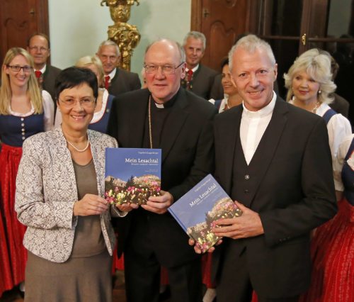 Styria-Verlegerin Schaffelhofer, Bischof Schwarz und Generalvikar Guggenberger präsentieren das Buch “Mein Lesachtal“. (© Foto: Pressestelle/Eggenberger) Styria-Verlegerin Schaffelhofer, Bischof Schwarz und Generalvikar Guggenberger präsentieren das Buch “Mein Lesachtal“. (© Foto: Pressestelle/Eggenberger)
