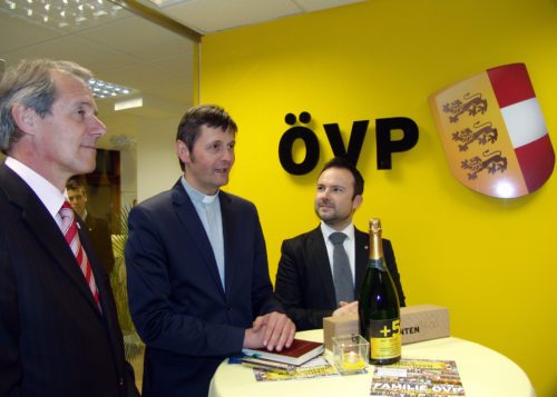 Die Segnung der neuen Zentrale. (© Foto: Peter Krall)