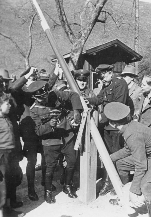 Demontage von Grenzschranken durch österreichische und deutsche Grenzbeamte am 15. März 1938 (© Foto: Bundesarchiv / Scherl - CC BY-SA 3.0 de )