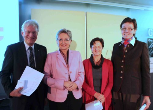 v.l.n.r.: Klaus Fillafer; BM Claudia Schmid, Gertraud Oman, Hildegard Suntinger (© Foto: Foto: © BMUKK) v.l.n.r.: Klaus Fillafer; BM Claudia Schmid, Gertraud Oman, Hildegard Suntinger (© Foto: Foto: © BMUKK)