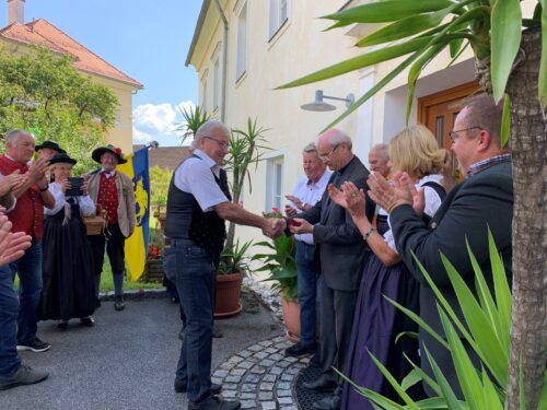 Pachtzinsübergabe 2021 von Bürgermeister Stefan Visotschnig<strong> </strong>an Pfarrer Ivan Olip