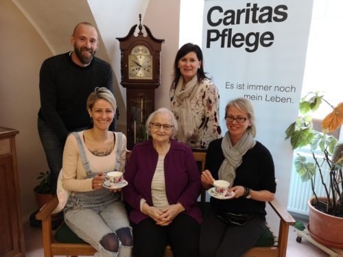 „Haus Elisabeth“-Leiter Michael Possegger lädt die Bevölkerung in Unterkärnten ins „Café Zeitreise“ herzlich ein. Im Bild hinten Vizebürgermeisterin Maria Knauder und Janine Scharf als Leiterin des „Café Zeitreise“ mit Bewohnerin Maria Joham und Michaela Perchtold als Leiterin der Sozialbetreuung (v. li.) Foto: Caritas Kärnten „Haus Elisabeth“-Leiter Michael Possegger lädt die Bevölkerung in Unterkärnten ins „Café Zeitreise“ herzlich ein. Im Bild hinten Vizebürgermeisterin Maria Knauder und Janine Scharf als Leiterin des „Café Zeitreise“ mit Bewohnerin Maria Joham und Michaela Perchtold als Leiterin der Sozialbetreuung (v. li.) Foto: Caritas Kärnten