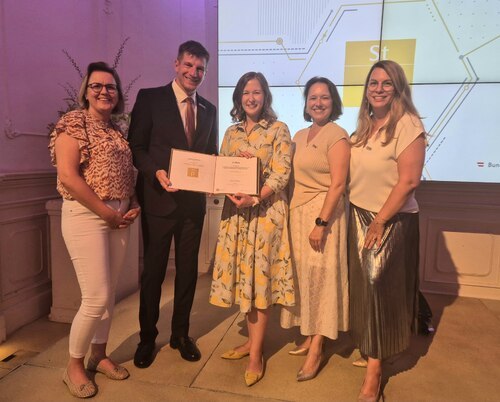 Das Team der Caritas Kärnten mit Cornelia Schneider, Dieter Berger, Michaela Auer-Welsbach und Simone Bliem (v.l.n.r) freut sich gemeinsam mit Claudia Bauer, der Bundesministerin für Europa, Integration und Familie, über den zweiten Platz beim Staatspreis Sonderpreis. (Foto: © Caritas Kärnten)