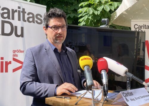 Direktor Caritas Ernst Sandrieser na tiskovni konferneci (Karl-Heinz Kronawetter) Direktor Caritas Ernst Sandrieser na tiskovni konferneci (Karl-Heinz Kronawetter)