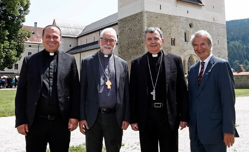 Die gegenseitigen Besuche (im Bild: Hemmafest 2022 in Gurk, v. l.: Caritasdirektor Simić, Bischof Marketz, Erzbischof Vukšić und Koordinator Kurt Haber) sind feste Bestandteile der Diözesanpartnerschaft. Foto:Pressestelle/Eggenberger Die gegenseitigen Besuche (im Bild: Hemmafest 2022 in Gurk, v. l.: Caritasdirektor Simić, Bischof Marketz, Erzbischof Vukšić und Koordinator Kurt Haber) sind feste Bestandteile der Diözesanpartnerschaft. Foto:Pressestelle/Eggenberger
