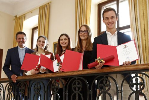 BilduntDie diesjährigen PreisträgerInnen David Weiß,  Lea Einhauer,  Raphaela Waldhauser  und  Rebekka Marie Ebner mit Schulamtsdirektor Allmaier (v. r.)erschrift (BiFoto: Pressestelle/Eggenberger end anzugeben!)