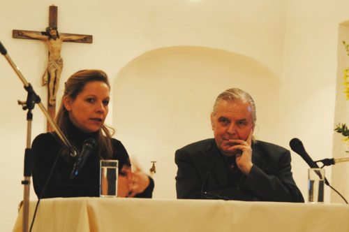 Chris Pichler mit Bertram Karl Steiner beim Maria-Saaler-Gespräch (© Foto: Pfarre Maria Saal)
