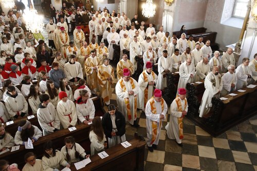 Erstmals nahmen am Ölweihegottesdienst im Klagenfurter Dom auch mehr als 100 Ministrantinnen und Ministranten teil. Foto: Diözesan-Pressestelle/Eggenberger