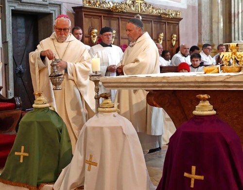 Bei der Chrisammesse im Klagenfurter Dom weiht Bischof Marketz traditionell die heiligen drei Öle. (Im Bild: Ölweihegottesdienst 2023); Foto: Pressestelle/Eggenberger