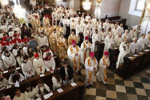 Bogoslužje z blagoslovom sv. olj obhaja škof Marketz spet z duhovniki in diakoni ter ministrantkami in ministranti iz celotne Koroške. Slika: Škofijski tiskovni urad/Eggenberger
