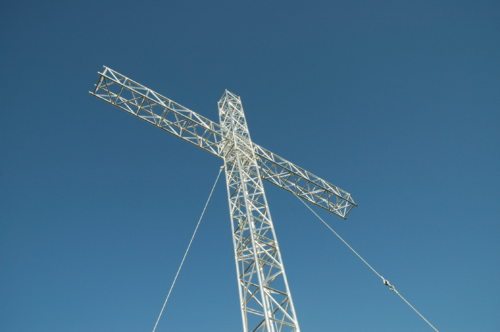 Ökumenischer Christentag 2005 - Als weithin sichtbares gemeinsames Zeichen wurde auf der Klagenfurter Wörtherseebühne ein Kreuz errichtet. (© Foto: Foto: KH Kronawetter)