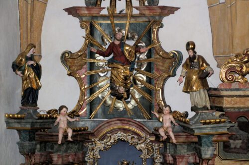 Darstellung des Himmelfahrt-Christus in der Pfarrkirche St. Stefan (Hochrelief beim Marienaltar). Bild (P.St.).