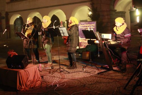 Mit der Musik von “Sound of Church“ wurde der Christkindlmarkt eröffnet. (© Foto: Stadtpastoral )
