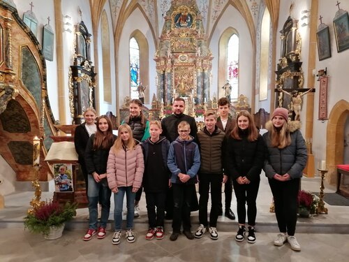 Die Firmlinge und Pfarrer Martin beim Gruppenfoto in der Pfarrkirche St. Stefan – nach bei der hl. Messe am Christkönigsonntag. Bild: Pfarre St. Stefan.