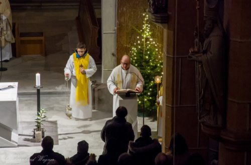 Kaplan Pater Mag. Marian Kollmann verkündet das Weihnachtsevangelium (© Foto: Mag. Bernhard Wagner)