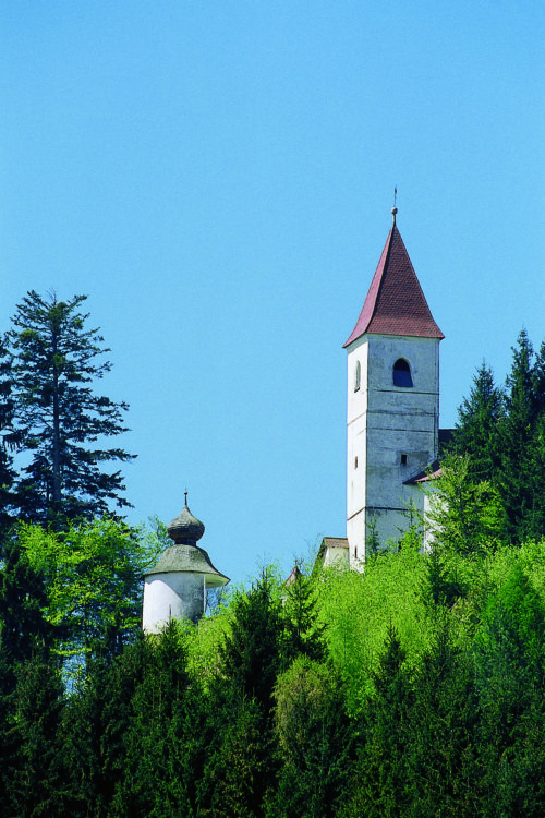 Die Wallfahrtskirche und die Christopherus-Kapelle am Christofberg (© Foto: assam/pressestelle; entnommen der Broschüre “Heilige Berge“ der Pressestelle)